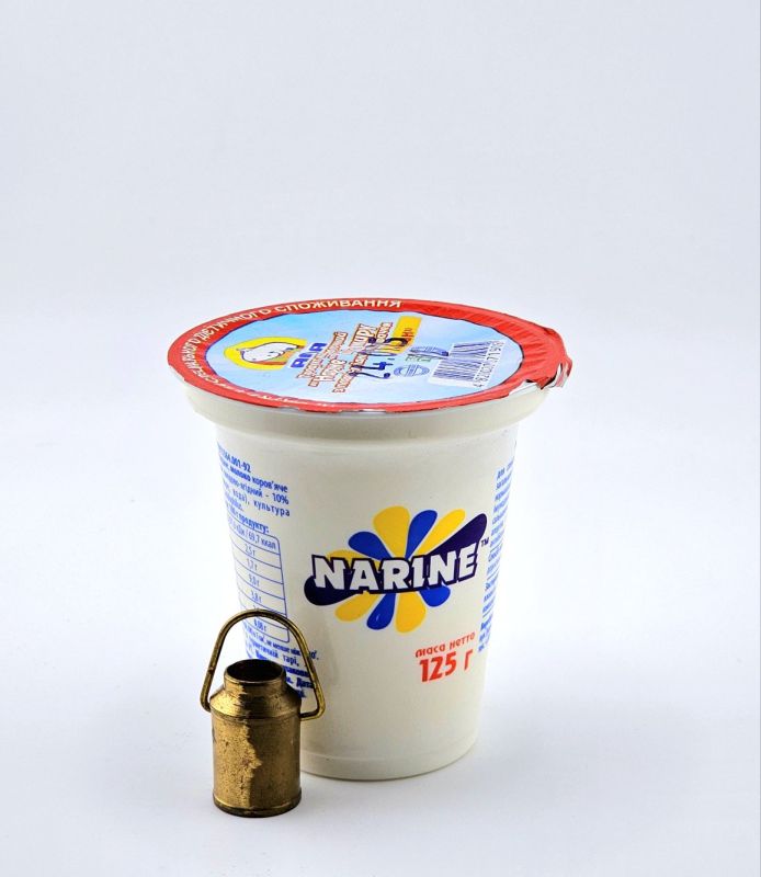 Продукт кисломолочний "Наріне" 2,5% жиру з плодово-ягідним наповнювачем Банан