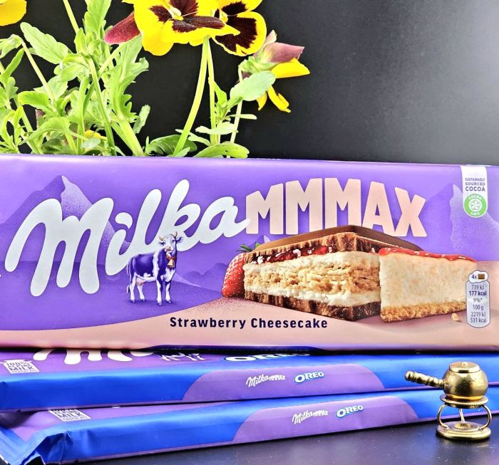 Шоколад молочний Milka Strawberry Cheesecake з начинкою зі смаком чізкейку, полуничною начинкою та печивом 300г